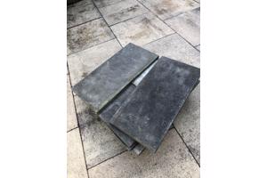 Natuurstenen tuintegels en opsluitbanden