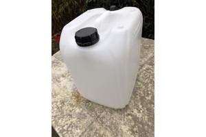 7 stuks 20L stapelbare jerrycan met beluchtings nippel