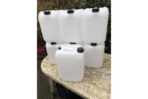 7 stuks 20L stapelbare jerrycan met beluchtings nippel