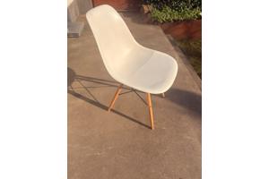 3 witte kuipstoelen met 4 houten poten