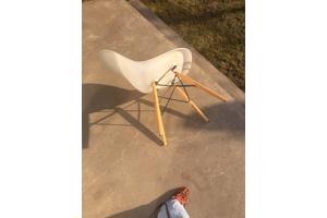 3 witte kuipstoelen met 4 houten poten