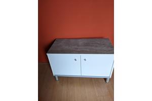 Witte lage kast met houtlook blad