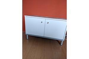 Witte lage kast met houtlook blad