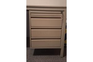 Bureau met een stalen frame en stalen ladekastje.