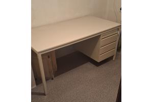 Bureau met een stalen frame en stalen ladekastje.