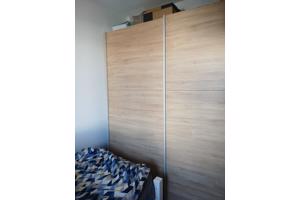 Kledingkast met schuifdeuren