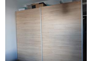 Kledingkast met schuifdeuren