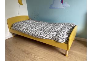 Geel 1-persoons houten bed 90x200