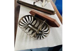 Setje Vintage wandkaarsenhouder, schilderijlamp en  zeepbak