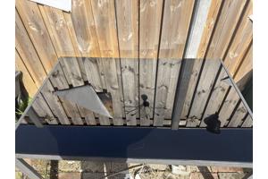 GRATIS Tuinset met glazen tafel en vier inklapbare stoelen