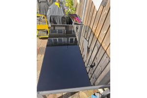 GRATIS Tuinset met glazen tafel en vier inklapbare stoelen