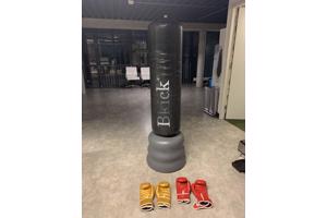 Box zak BKick met stevige poot en 2 paar bokshandschoenen.