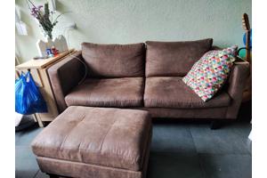 Bank in goede conditie met poef