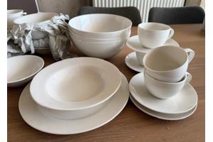 Servies 79-delig roomwit als nieuw!