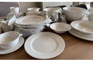 Servies 79-delig roomwit als nieuw!
