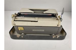 Olympia Monica typemachine