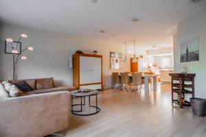 Zeer degelijke kersenhouten kast met deurtjes en lades