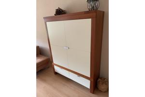 Zeer degelijke kersenhouten kast met deurtjes en lades