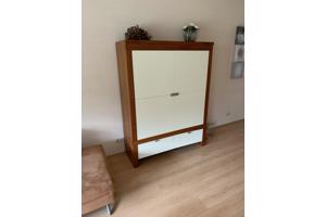 Zeer degelijke kersenhouten kast met deurtjes en lades