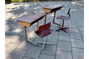2 schoolbankjes, tafel en stoel