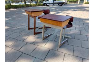 2 schoolbankjes, tafel en stoel