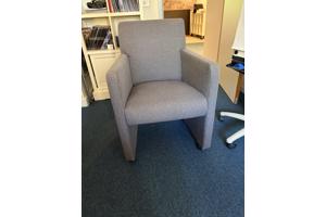 Mooie set van vier grijze stoffen eetkamerstoelen