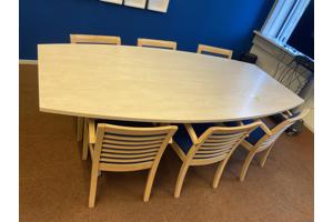 Grote houten tafel met 6 stoelen