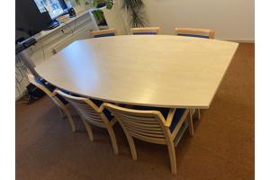 Grote houten tafel met 6 stoelen