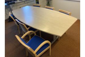 Grote houten tafel met 6 stoelen