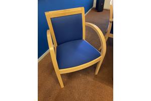 Grote houten tafel met 6 stoelen