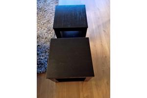 2 zwarte banken, 2 zwarte bijzettafels, grijs hoogpolig tapijt