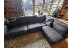 Prima onderhouden ruime blauwe  hoekbank