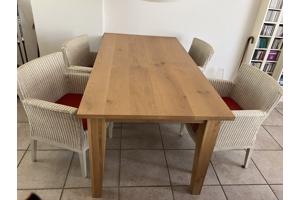Jean des Bouvrie tafel met vier rieten stoelen