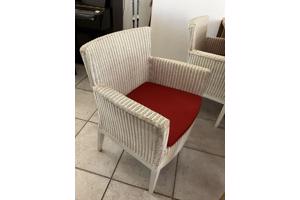 Jean des Bouvrie tafel met vier rieten stoelen