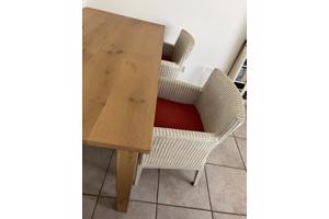 Jean des Bouvrie tafel met vier rieten stoelen