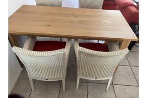 Jean des Bouvrie tafel met vier rieten stoelen