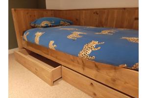 Eenpersoonsbed steigerhout 90x200 met 2 laden