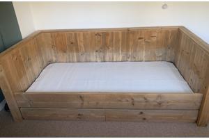 Eenpersoonsbed steigerhout 90x200 met 2 laden