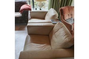 Twee lederen stoelen