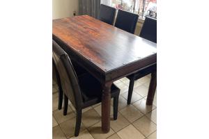 Huiskamertafel met 8 stoelen
