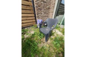 Kunststof tuintafel en stoelen