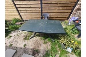 Kunststof tuintafel en stoelen
