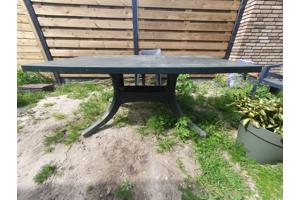 Kunststof tuintafel en stoelen