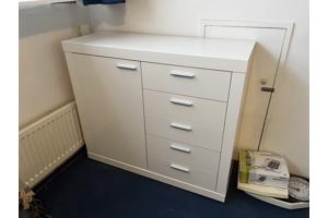 Klein dressoir met lades en deurtje - H94 B108.5 D40.5