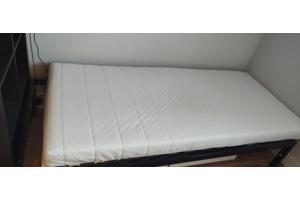 Fijn bed met schoon, wasbaar matras