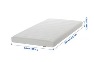 Fijn bed met schoon, wasbaar matras