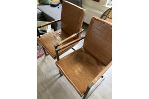 Twee bruine stoelen