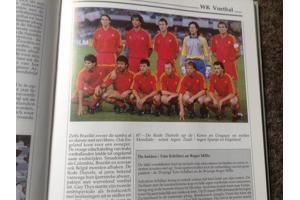 Jaarboeken (16stuks ) van 1988 tot 2003 in het Nederlands