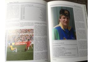 Jaarboeken (16stuks ) van 1988 tot 2003 in het Nederlands