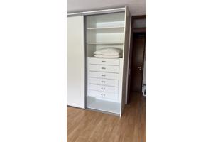 KLEDINGKAST MET SCHUIFDEUREN